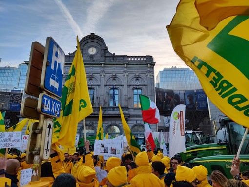 Oltre 1000 maglie Coldiretti oggi in place du Luxembourg di fronte al Parlamento Europeo