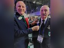 LO STRAPPO il passaggio di consegnr tra Claudio Sabattini, Past Governatore e Oscar Bielli Governatore del Distretto Lions 108Ia3