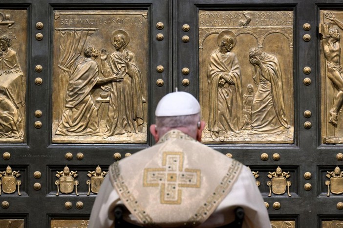 Il Papa apre la Porta Santa a San Pietro la notte di Natale - Ph @pontifex