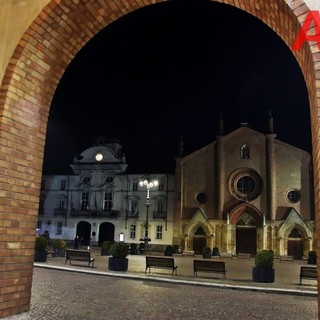 Un suggestivo scorcio notturno di piazza San Secondo, 'salotto' del capoluogo, immortalato dall'obiettivo di Merfephoto - Efrem Zanchettin
