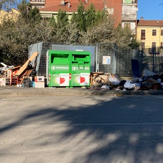 Un cumulo di rifiuti fotografato nel quartiere Praia