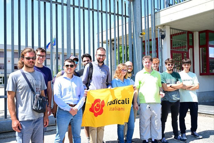 La delegazione dei radicali fuori dai cancelli del carcere di Asti