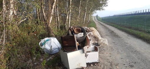 Incivili abbandonano cumuli di rifiuti ingombranti a San Marzanotto e Cortiglione