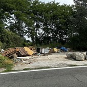 Asti e il degrado urbano: cumuli di rifiuti in strada Santo Spirito
