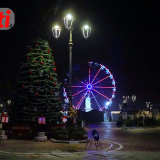Le foto, scattate ieri sera, di piazza Alfieri pronta per accogliere il magico paese di Natale