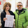 Silvia Medico, titolare del negozio Ricami d'arte e Fabio Forneris, titolare del negozio Effetti Ottici di corso Alfieri,  tra i promotori dell'iniziativa (Merphefoto)