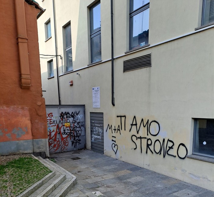 Il muro dietro il Teatro Alfieri di Asti