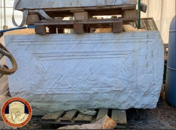 Il Nucleo Carabinieri Tutela Patrimonio Culturale restituisce allo Stato un prezioso sarcofago in marmo di epoca romana [VIDEO]