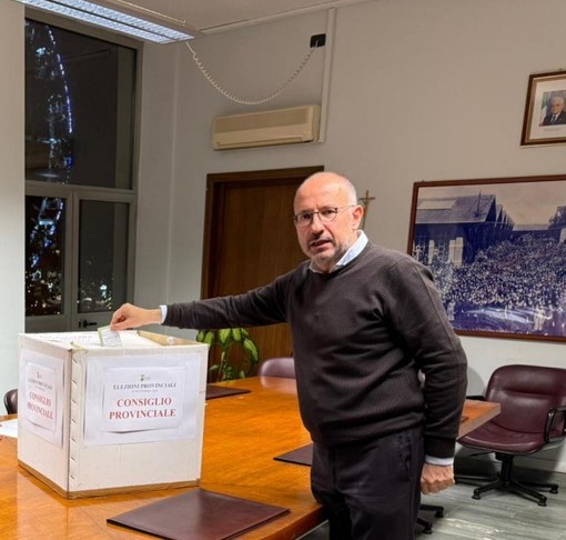 Il presidente Rasero ieri al voto