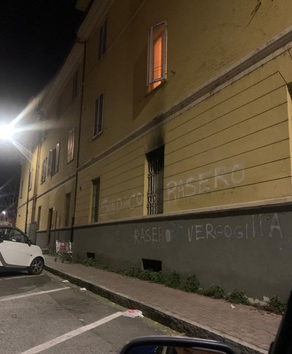 La scritta su un muro in via Dogliotti