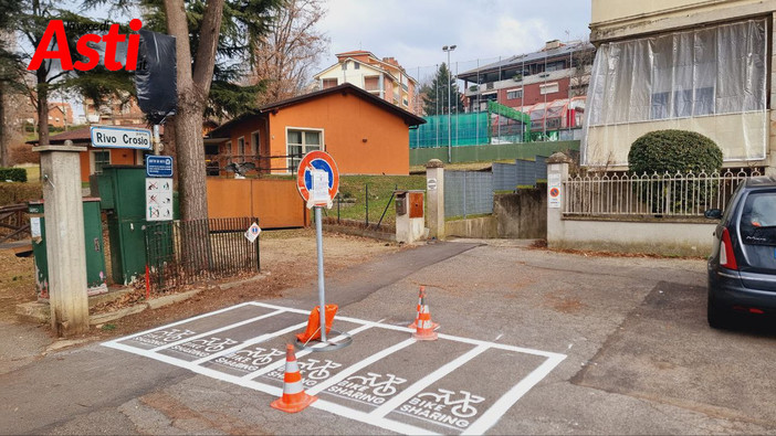 Le immagini che documentano il punto di bike sharing davanti al passo carraio