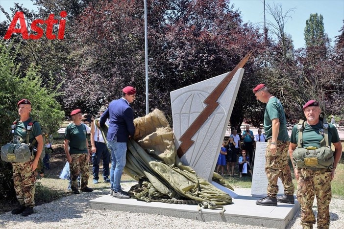 Immagine d'archivio della scopertura del monumento ai paracadutisti installato al parco Lungo Tanaro