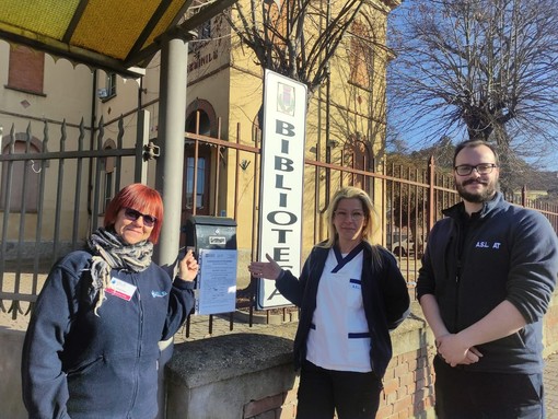 La coordinatrice, Silvia Di Leo, e due colleghi in servizio presso la sede di Castello d’Annone mostrano la cassetta per la raccolta delle impegnative.