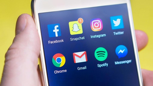 Social media, gaming e chat: ecco come usano lo smartphone i giovani di Asti