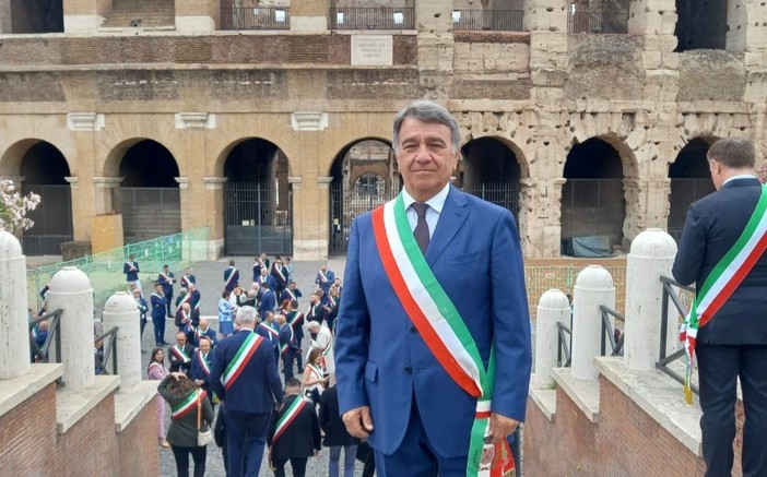 Giovanni Spandonaro poco prima della partenza della parata militare, con alle spalle il Colosseo