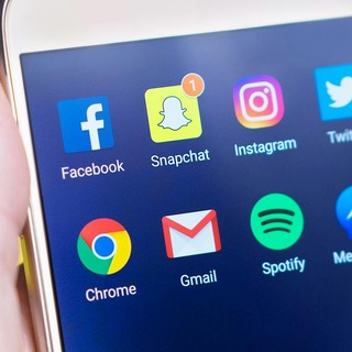 Social media, gaming e chat: ecco come usano lo smartphone i giovani di Asti