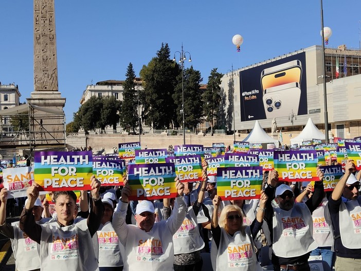 A Roma si manifesta per il diritto alla salute. Protesta di Fp Cgil, Cisl Fp, Uil Fpl, Fials e Nursind. &quot;La sanità se non la curi non ti cura&quot;