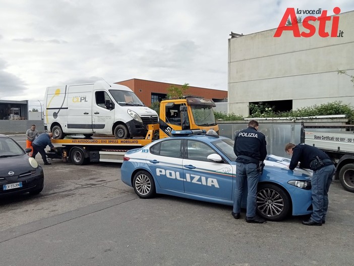 Asti: spaccata con una benna a danno del punto vendita Action di corso Alessandria