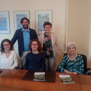 Da sinistra: la professoressa Sara Ostanel, il sindaco di Nizza Monferrato Simone Nosenzo, lo studente Gilberto Agatiello, l'Assessore alla Cultura Ausilia Quaglia e Laurana Lajolo