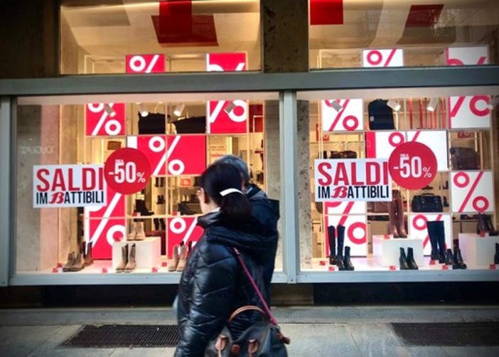 Al via lo sprint dei saldi invernali: &quot;Si spenderanno circa 150 euro a testa, risparmiati dalla tredicesima&quot;