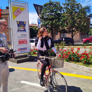 Chiara Squaglia, in bici, con gli altri membri della troupe di &quot;Striscia la Notizia&quot;