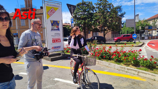 Chiara Squaglia, in bici, con gli altri membri della troupe di &quot;Striscia la Notizia&quot;