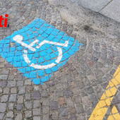 I nuovi stalli disabili in via Roero (Merphefoto)