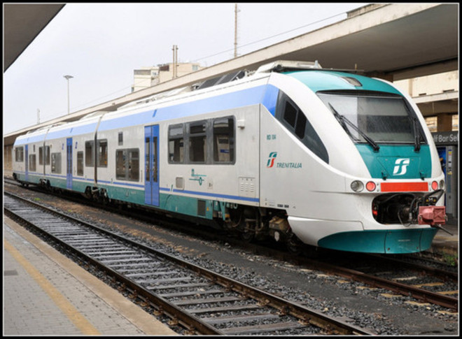 Un treno regionale impegnato sulla tratta tra Asti e Torino