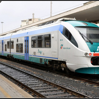 Un treno regionale impegnato sulla tratta tra Asti e Torino