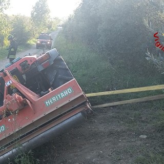 Grave incidente sul lavoro: si ribalta il trattore, muore agricoltore di 73 anni