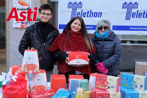 Immagine del banchetto di Corso Alfieri di Efrem Zanchettin (MerfePhoto)