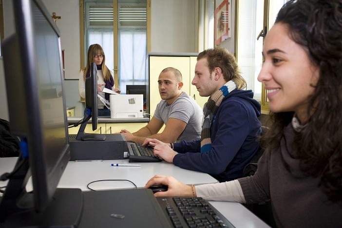 Il tirocinio come trampolino verso il mondo del lavoro: in Piemonte il 60% dei ragazzi neodiplomati trova un impiego