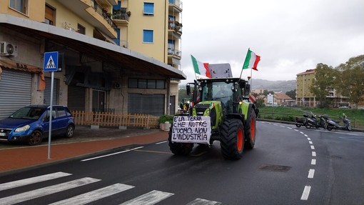 La protesta dei trattori ad Imperia in occasione del Festival di Sanremo