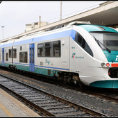 Un treno regionale impegnato sulla tratta tra Asti e Torino