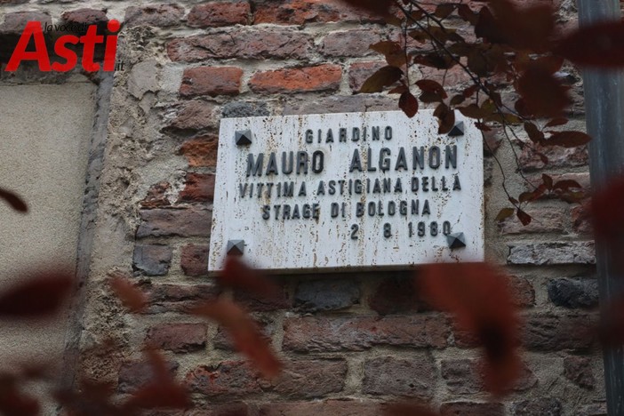 La targa che ricorda Mauro Alganon (MerfePhoto)