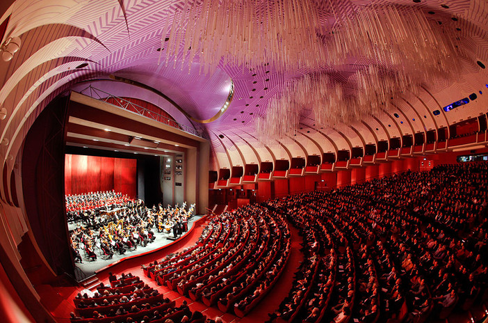 Dietro le quinte dell’opera: i segreti di scene e costumi al Teatro Regio di Torino