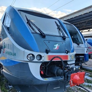 Auto bloccata vicino ai binari e blackout a Trofarello, ritardi oltre l’ora