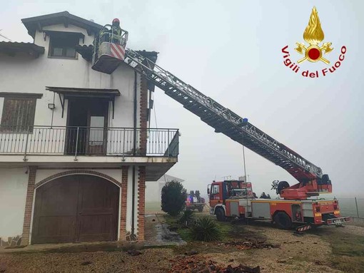 A fuoco un tetto a Villanova d'Asti