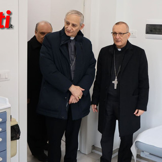 Nell'immagine (ph. Merfephoto - Efrem Zanchettin), risalente al novembre 2023 quando è stato inaugurato il centro, il cardinale Matteo Maria Zuppi, presidente delle Conferenza Episcopale Italiana, con il vescovo di Asti monsignor Prastaro in uno degli ambulatori del centro