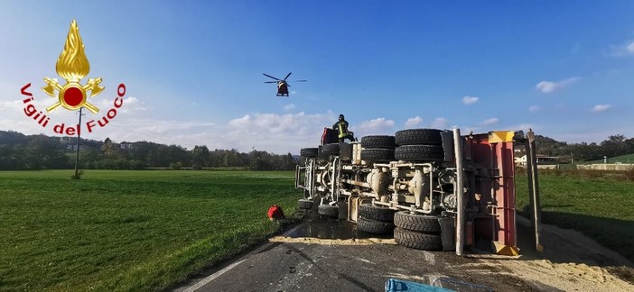 Si ribalta mezzo di Asti Cave: il conducente elitrasportato all'ospedale di Asti