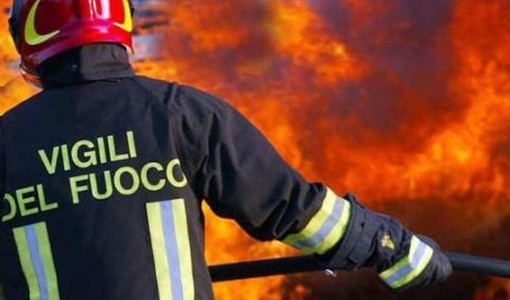 Imponente incendio a Isola d'Asti: a fuoco tettoia di una palazzina