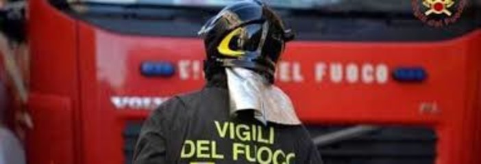 Accende petardo all'interno di un condominio. Intervengono Vigili del Fuoco e Polizia