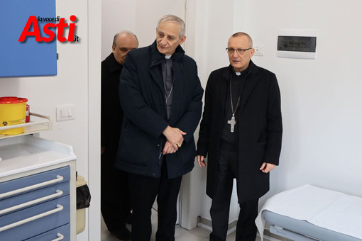 Nell'immagine (ph. Merfephoto - Efrem Zanchettin), risalente al novembre 2023 quando è stato inaugurato il centro, il cardinale Matteo Maria Zuppi, presidente delle Conferenza Episcopale Italiana, con il vescovo di Asti monsignor Prastaro in uno degli ambulatori del centro