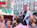 Federico Arri, pochi momenti dopo la vittoria, alla cerimonia della bandiera (Merphefoto)