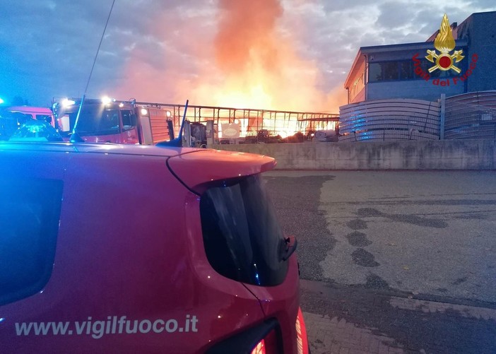 Enorme incendio divampa nella provincia di Torino, in soccorso anche i Vigili del fuoco di Asti