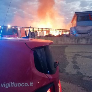 Enorme incendio divampa nella provincia di Torino, in soccorso anche i Vigili del fuoco di Asti
