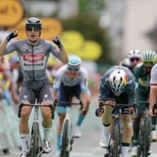 Tour de France, Philipsen vince tappa 13: Pogacar sempre in giallo