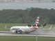 Gomma esplode durante il decollo, disastro evitato per volo American Airlines - Video
