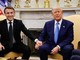 Trump: &quot;Europa ha prestato soldi a Ucraina&quot;. E Macron lo corregge