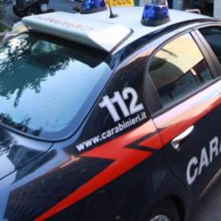 Uccide il padre a coltellate e fugge con 100mila euro, fermato 27enne